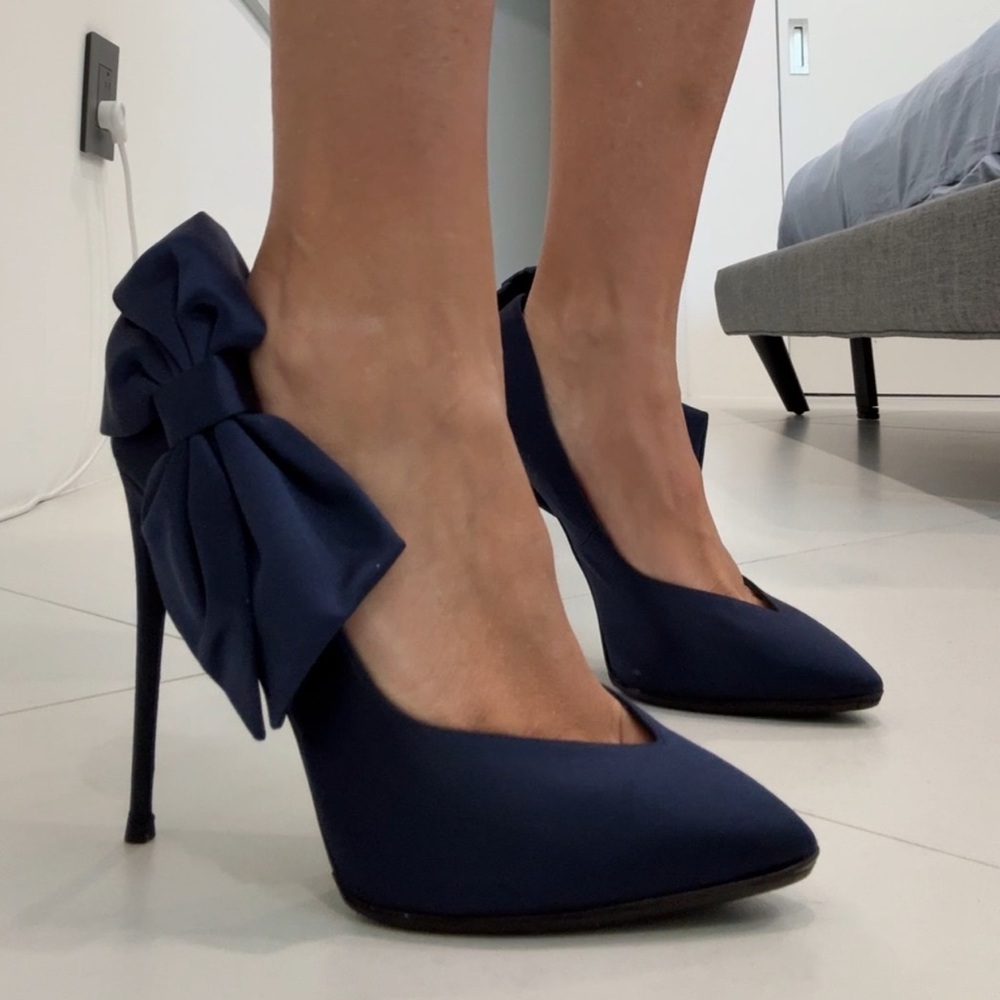 Elegant Navy Heels with Bow Accent